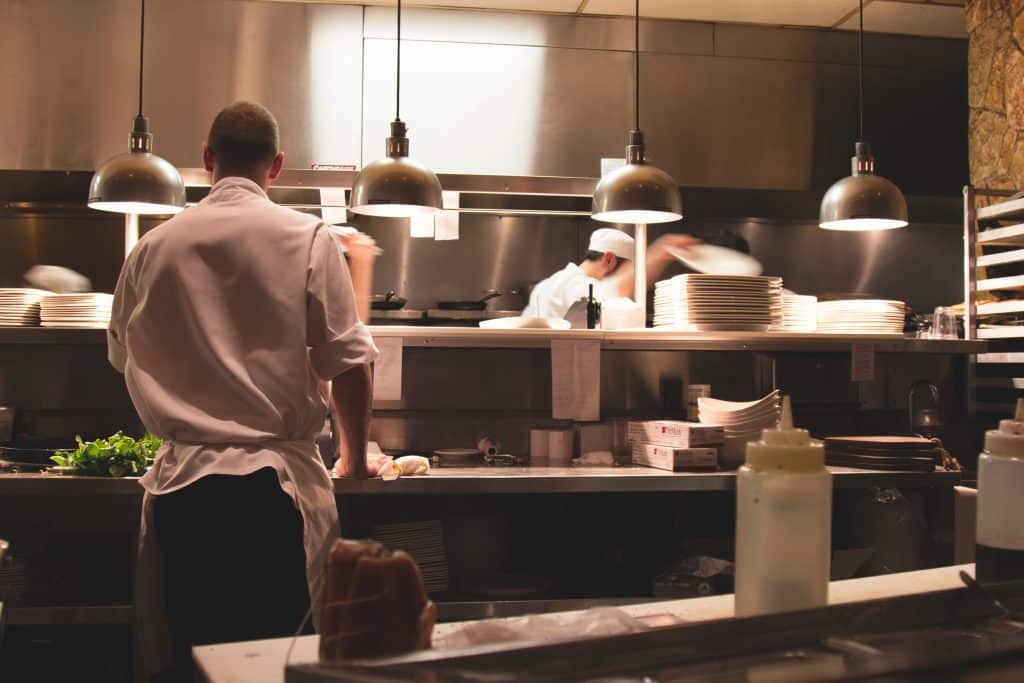 Cuisine professionnelle avec plusieurs cuisiniers en activité.