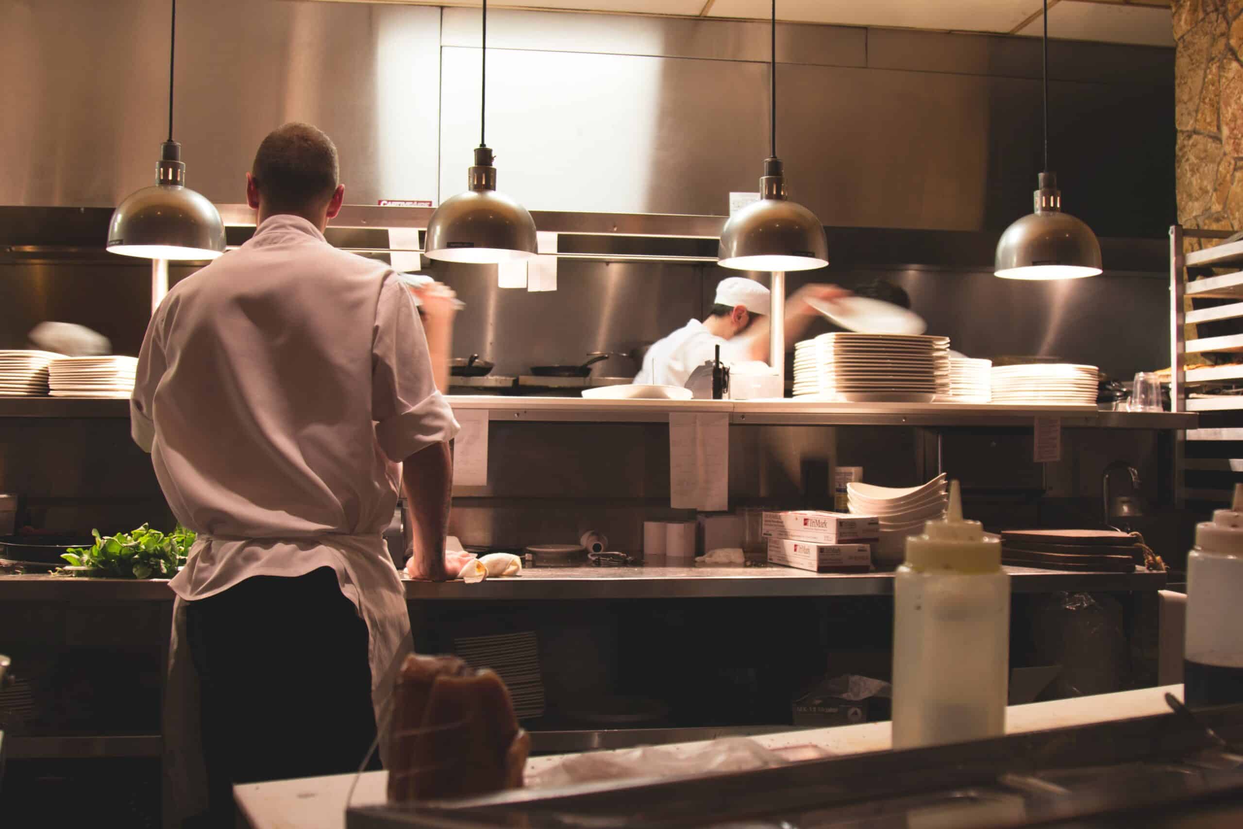 Cuisine professionnelle avec cuisiniers en activité.