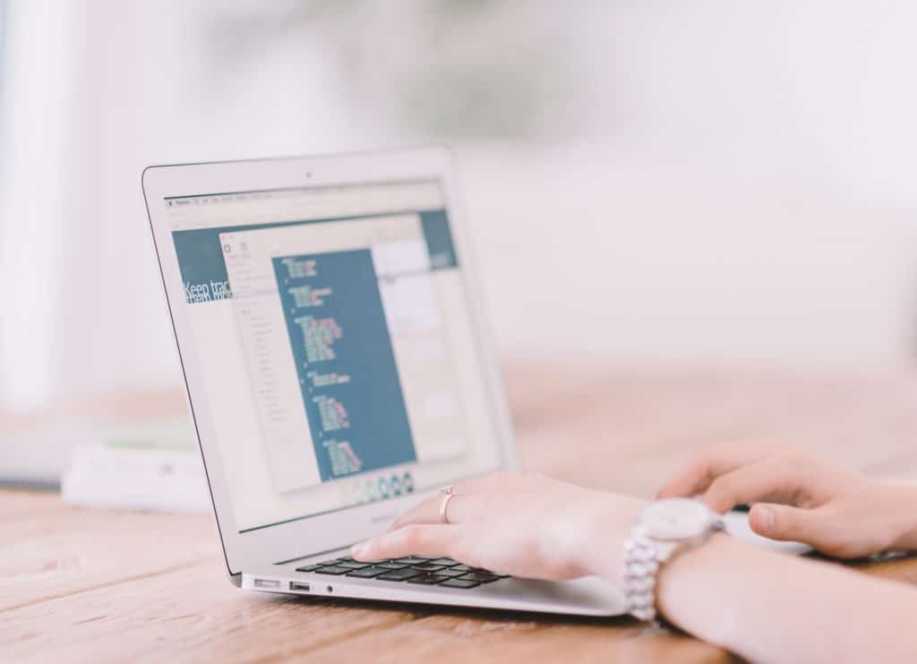 Femme en train de gérer la comptabilité d'une entreprise en ligne