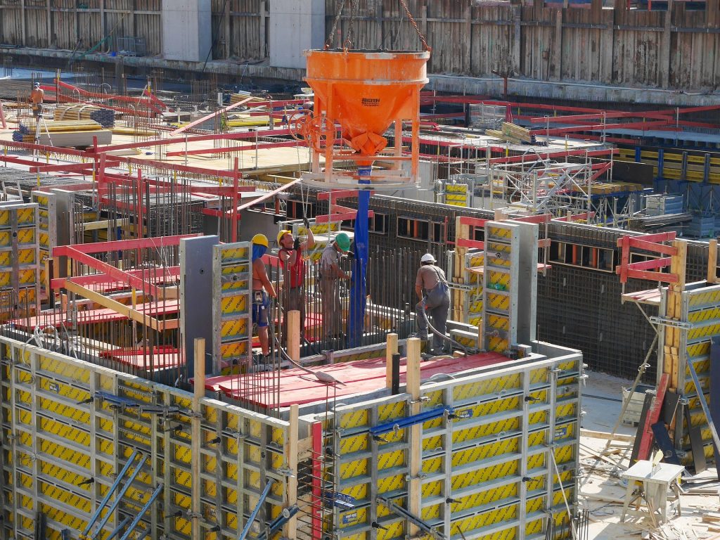 Chantier de construction avec des ouvriers du bâtiment