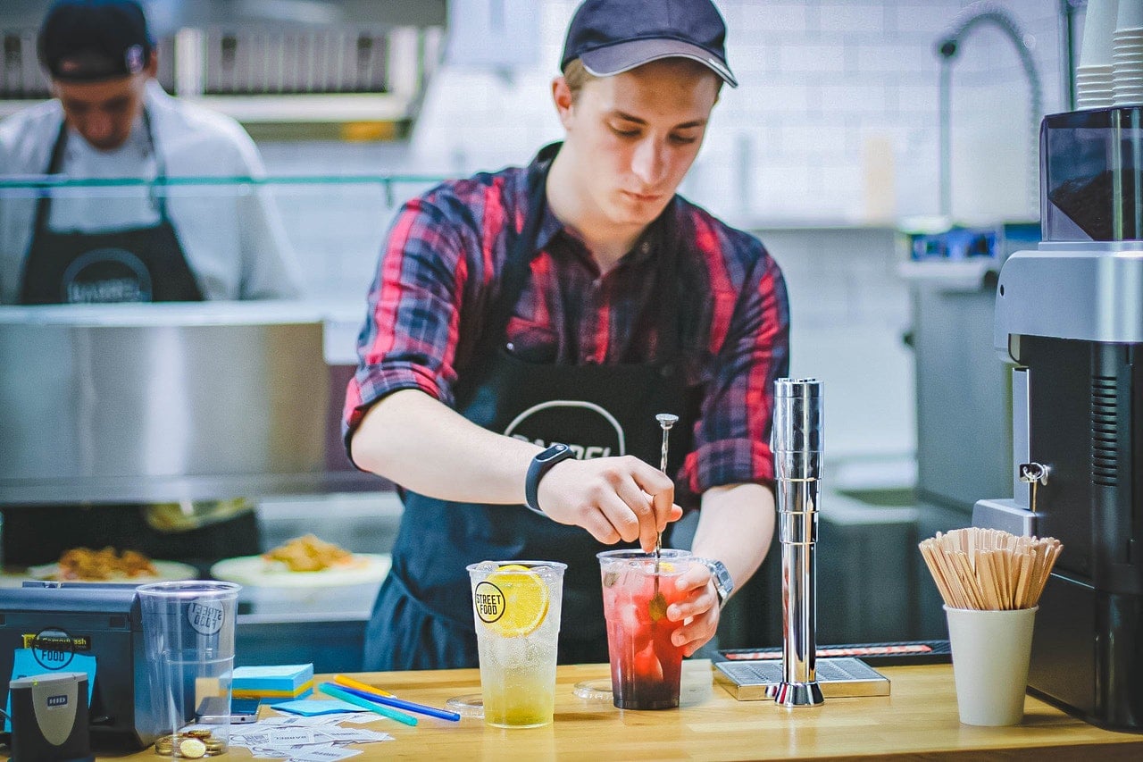 Barman qui fait des cocktails