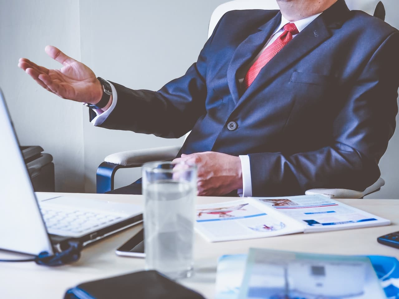 Homme à son bureau