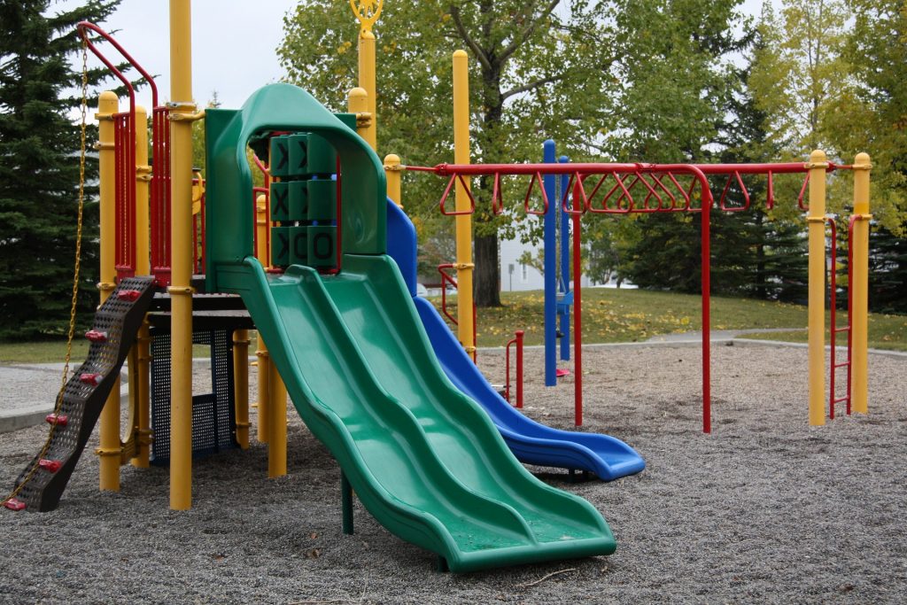 Aire de jeux avec toboggan