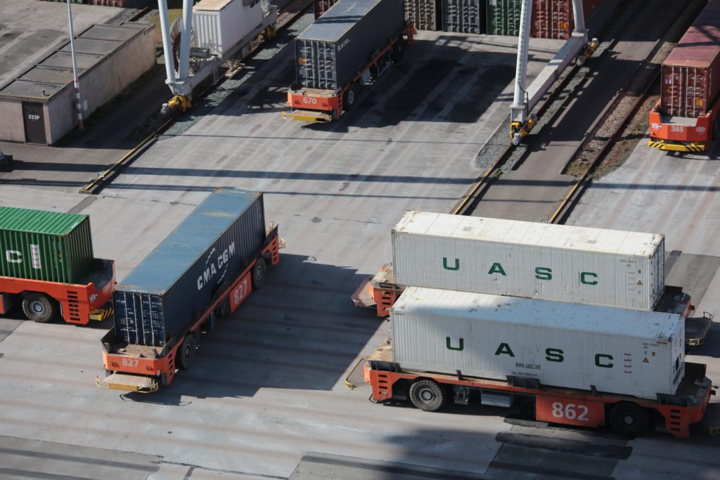 camions sur un parking d'entrpôt