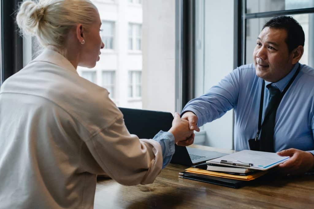 homme qui serre la main d'une femme