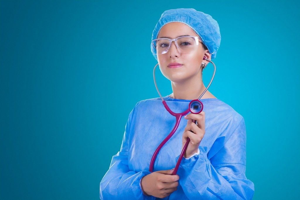 femme en tenue de bloc opératoire