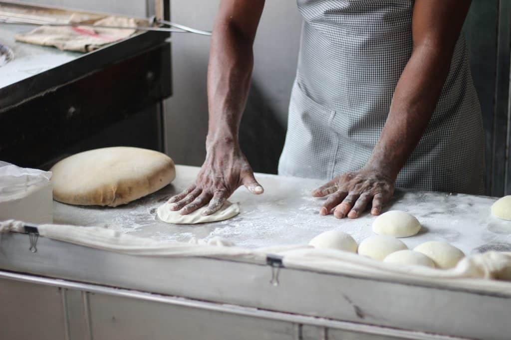 boulanger dans sa cuisine