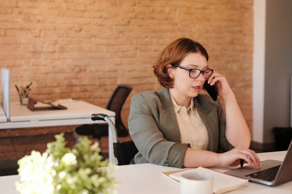 femme au téléphone