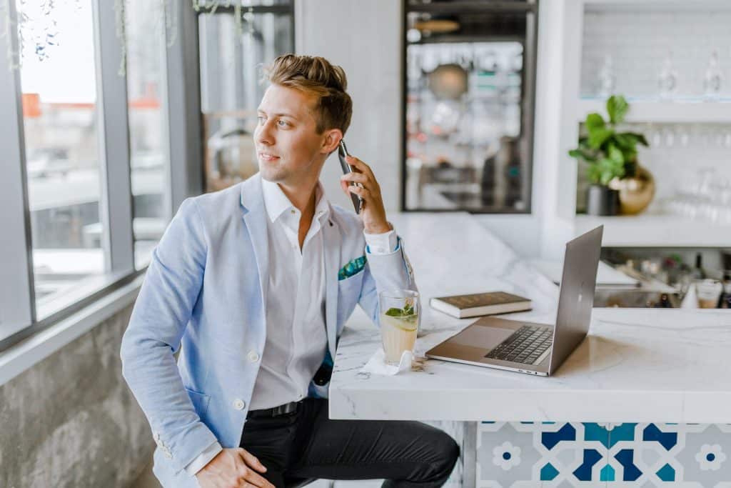 homme au téléphone devant son ordinateur